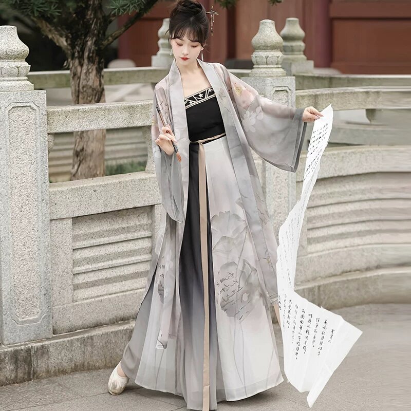 The Allure of a Waist-Length Hanfu:A Womans Red Oath The Allure of a Waist-Length Hanfu:A Womans Red Oath