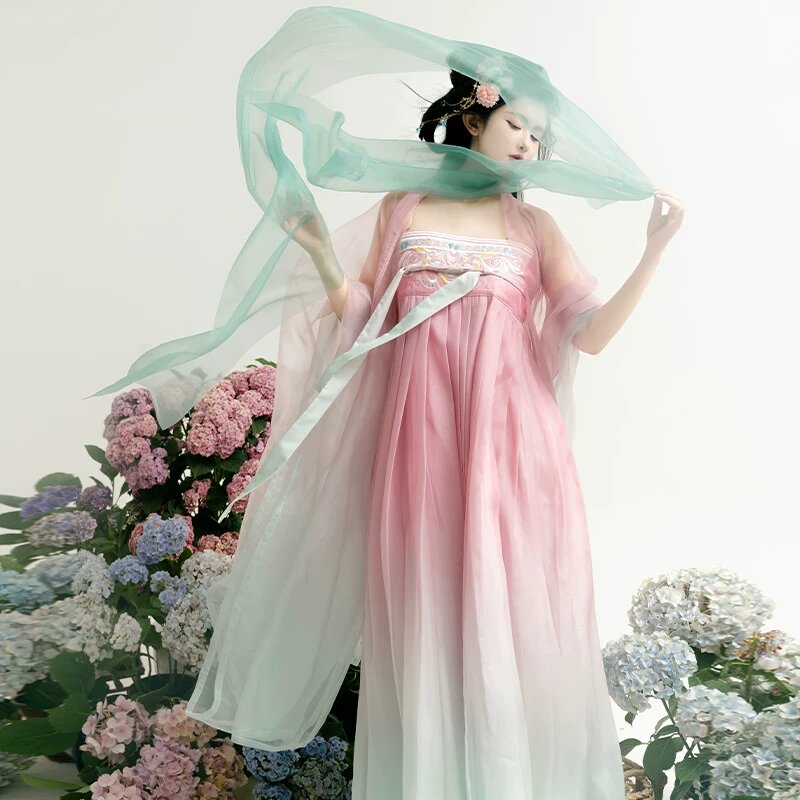 Exquisite and Elegant Cheongsam with Sleek Mid-Length Arms Exquisite and Elegant Cheongsam with Sleek Mid-Length Arms