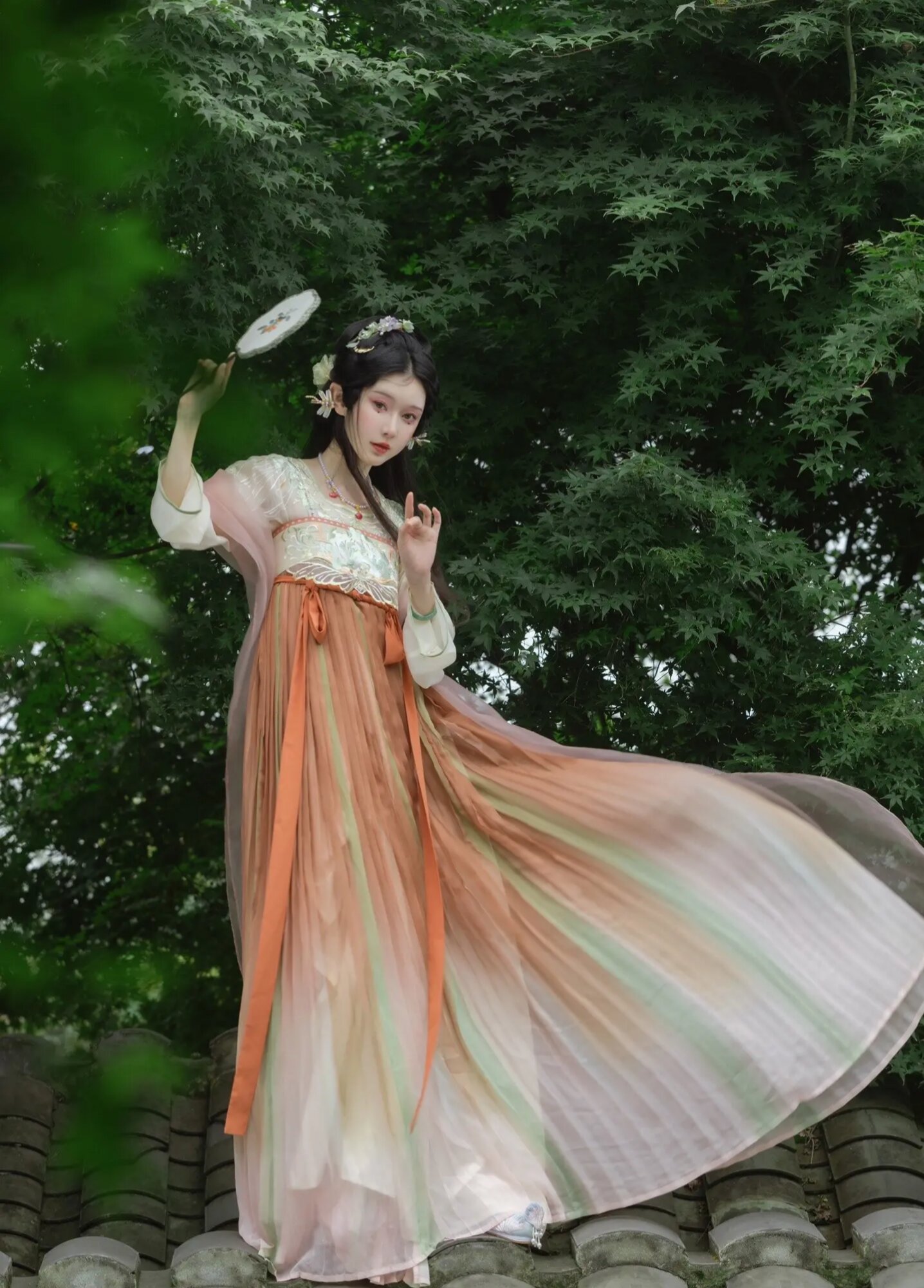 The Retro-Inspired Loose-fitting Cheongsam with Reverse-Sleeve Style The Retro-Inspired Loose-fitting Cheongsam with Reverse-Sleeve Style
