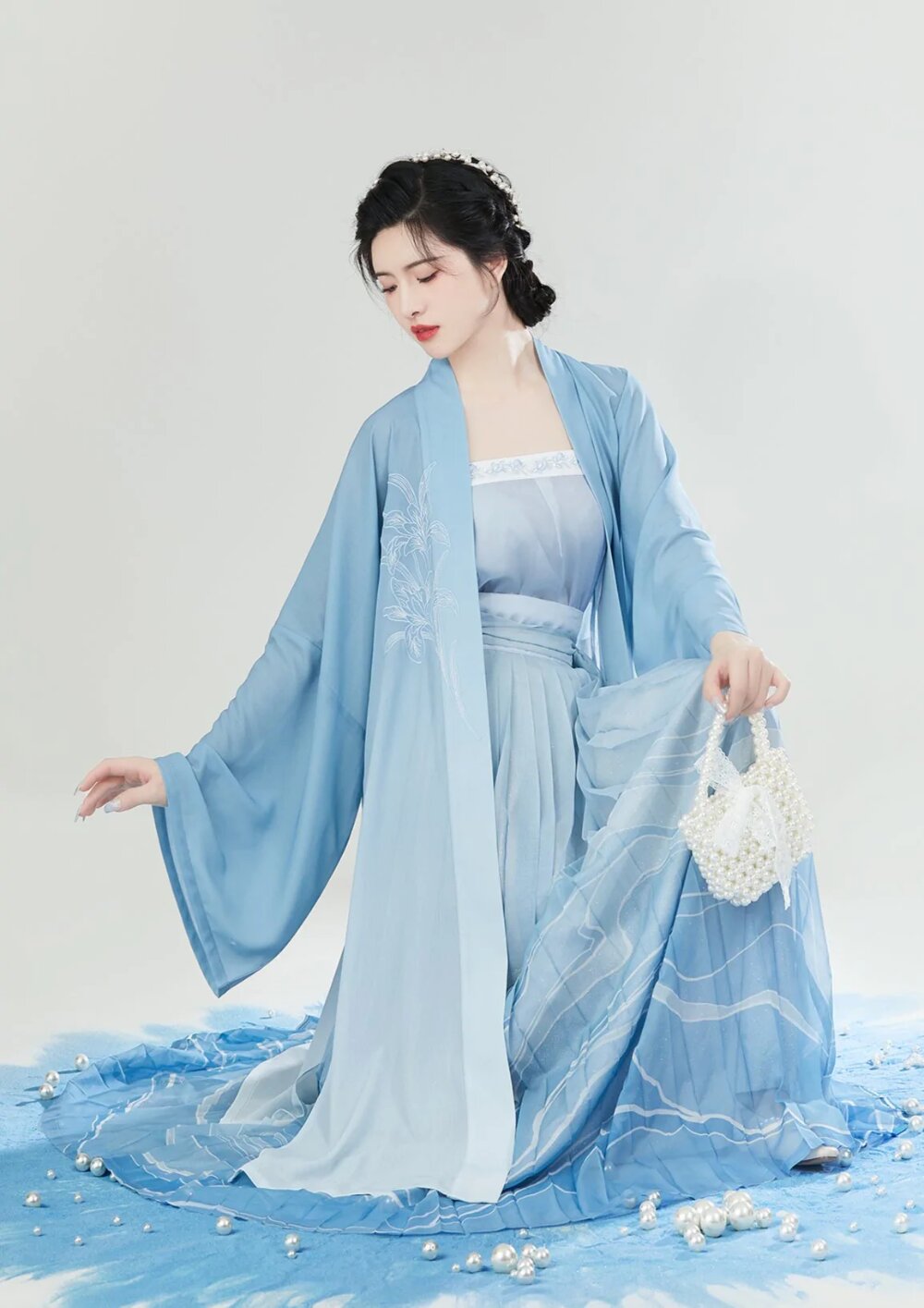The Cultural Significance of Auspicious Cloud Patterns in Cheongsam Design The Cultural Significance of Auspicious Cloud Patterns in Cheongsam Design