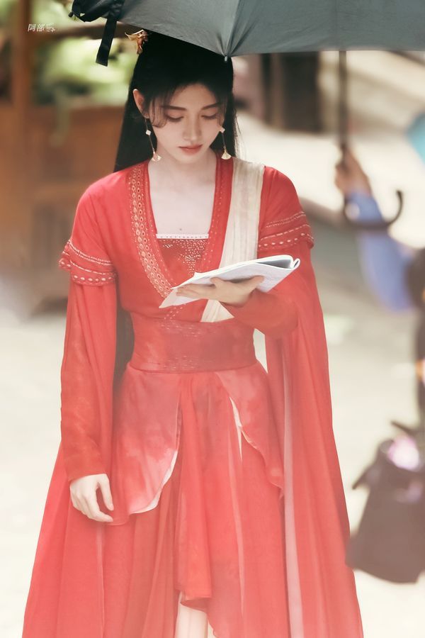Hanfu Fashion and the Journey of a 16-Year-Old Junior High Student Hanfu Fashion and the Journey of a 16-Year-Old Junior High Student