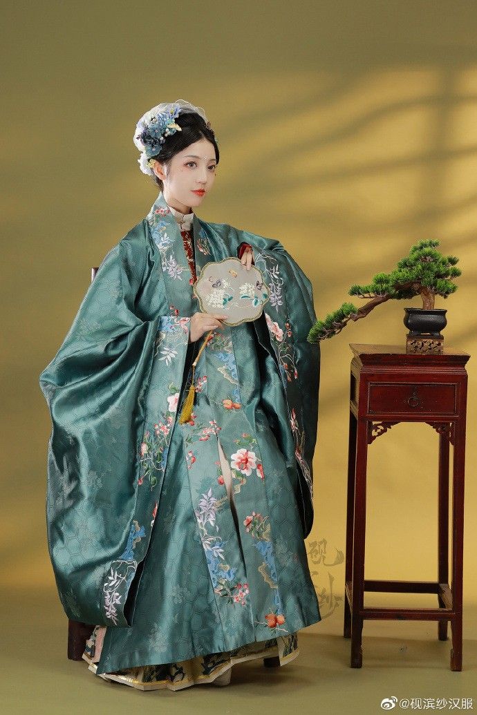 The Allure of the Cheongsam in the World of Endless Dust The Allure of the Cheongsam in the World of Endless Dust