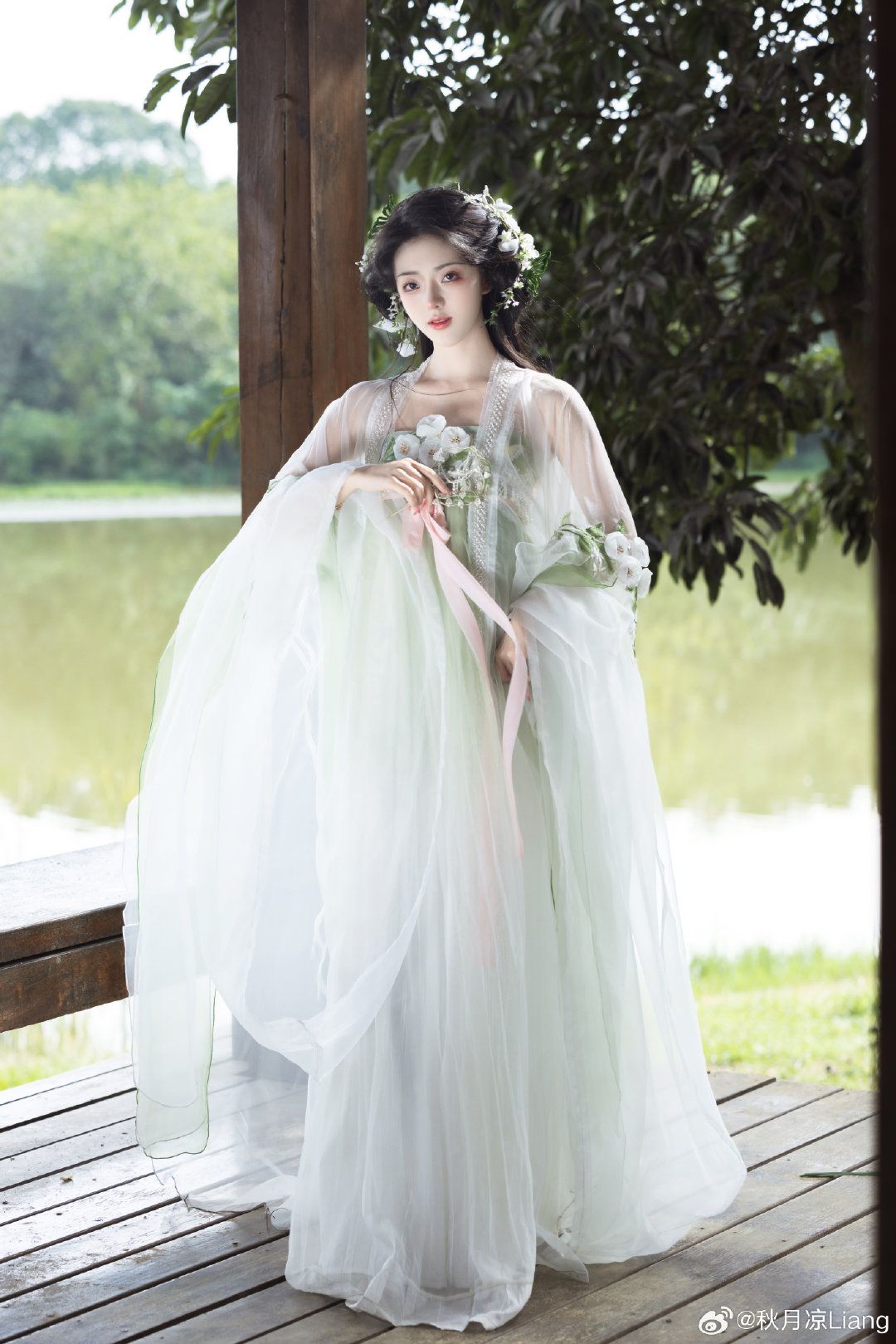 Innovating the Classic Cheongsam with Modern Square-neck Design Innovating the Classic Cheongsam with Modern Square-neck Design