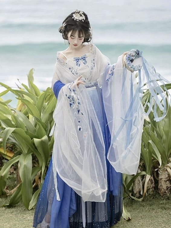 Elegant Brides Headdress and Cheongsam:A Blend of Traditional and Modern Elegance Elegant Brides Headdress and Cheongsam:A Blend of Traditional and Modern Elegance