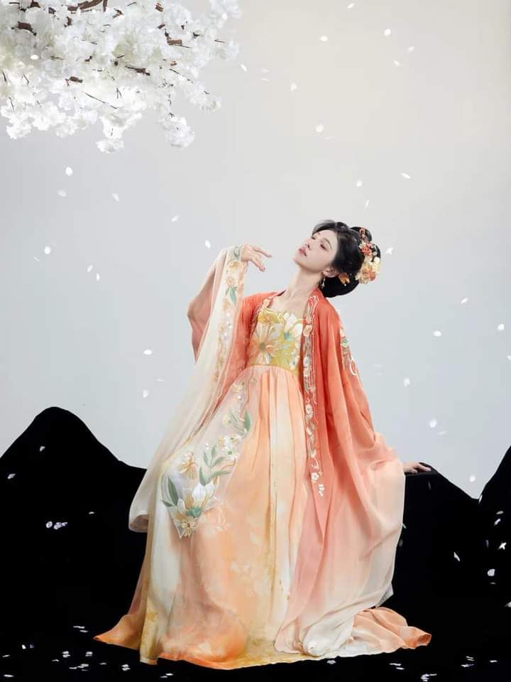 Slimming Styles of Hanfu for a 14-Year-Old Junior Student Slimming Styles of Hanfu for a 14-Year-Old Junior Student