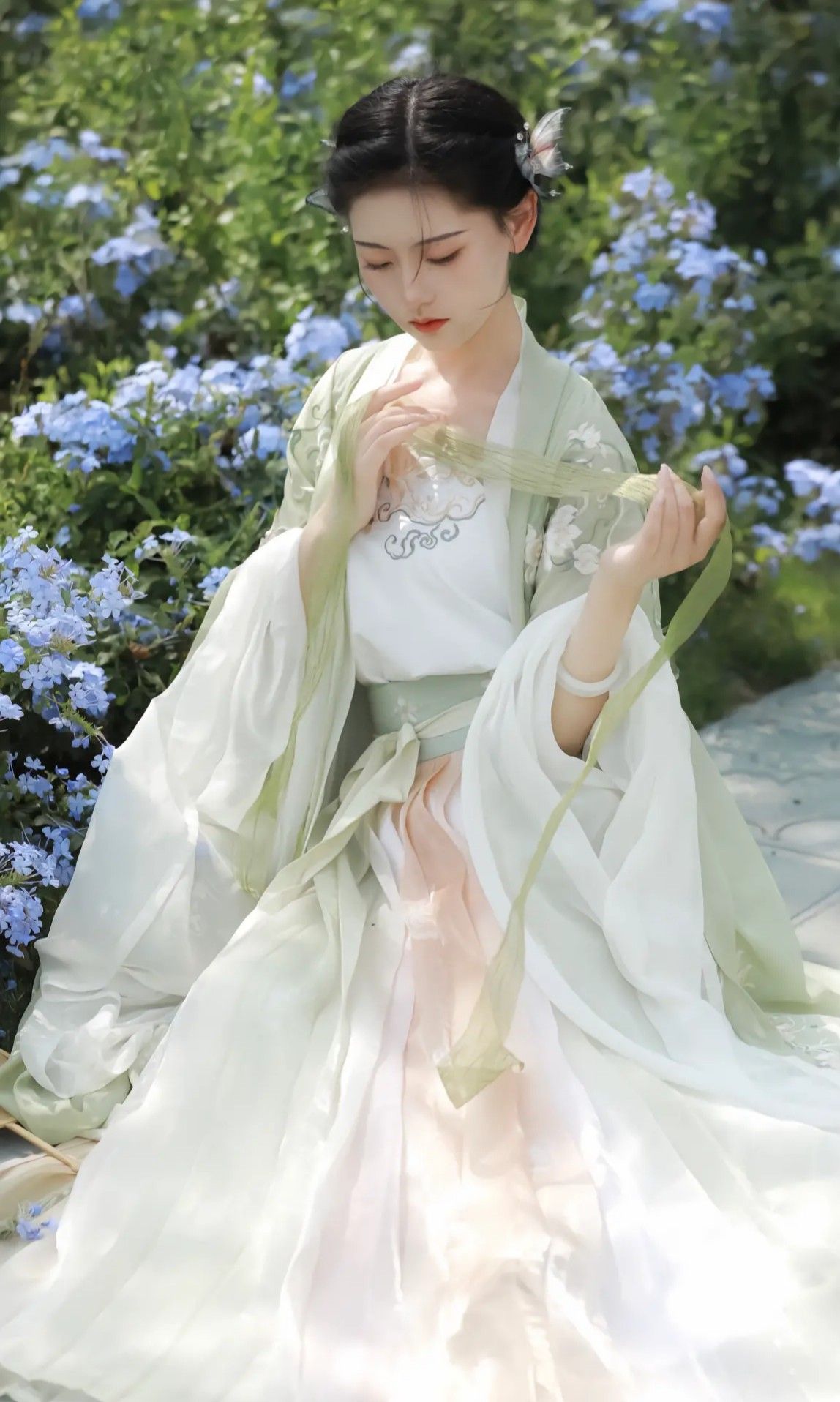 Children in Classic Cheongsam:Preserving the Traditional Beauty Children in Classic Cheongsam:Preserving the Traditional Beauty