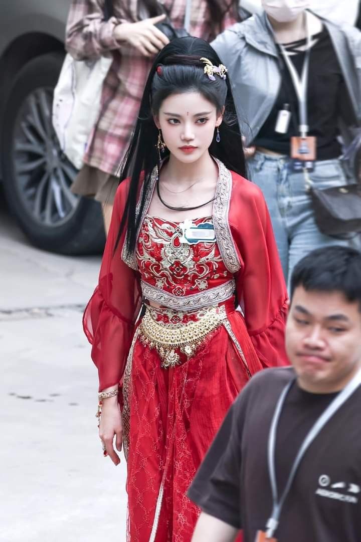Recreating the Ancient Charm of Huang Rongs Costume Recreating the Ancient Charm of Huang Rongs Costume
