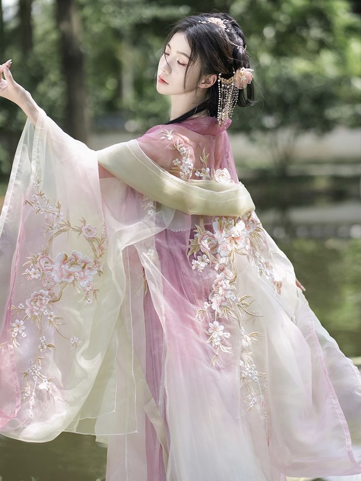 The Rise of Qipao in Modern Weddings:A Blend of Tradition and Elegance The Rise of Qipao in Modern Weddings:A Blend of Tradition and Elegance