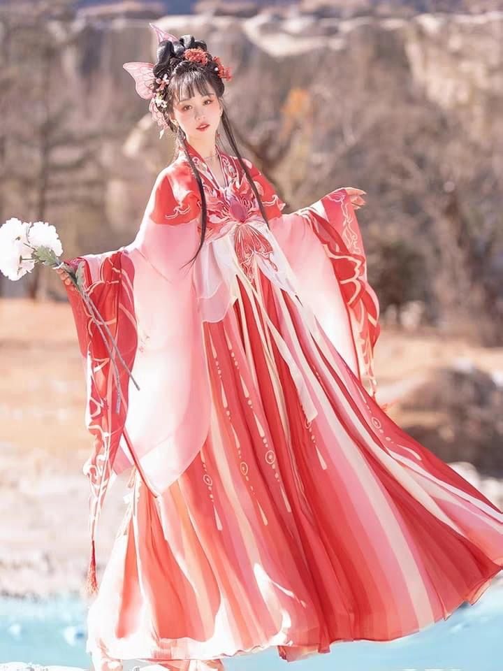 The Elegance of a Long-Style Cape with a Cheongsam-Style Qipao The Elegance of a Long-Style Cape with a Cheongsam-Style Qipao