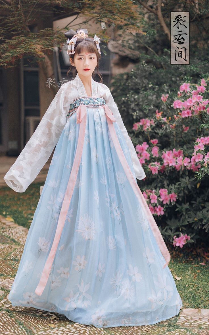 The Martial Arts World of the Young Sword Sister in Traditional Hanfu The Martial Arts World of the Young Sword Sister in Traditional Hanfu
