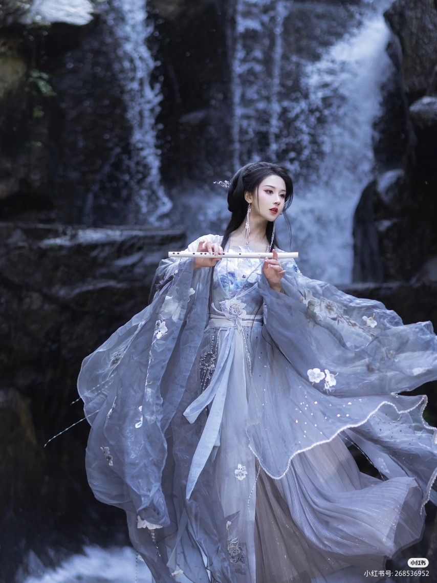 Hanfu Style:The Splendid Splendor of Traditional Fan Dance with the Cloud-Breaking Fan Hanfu Style:The Splendid Splendor of Traditional Fan Dance with the Cloud-Breaking Fan