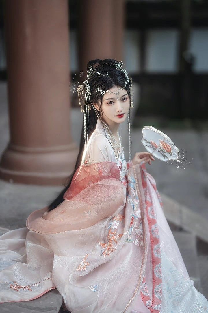 Hanfu Summer Fashion:The Students Guide to Traditional Chinese Attire Hanfu Summer Fashion:The Students Guide to Traditional Chinese Attire