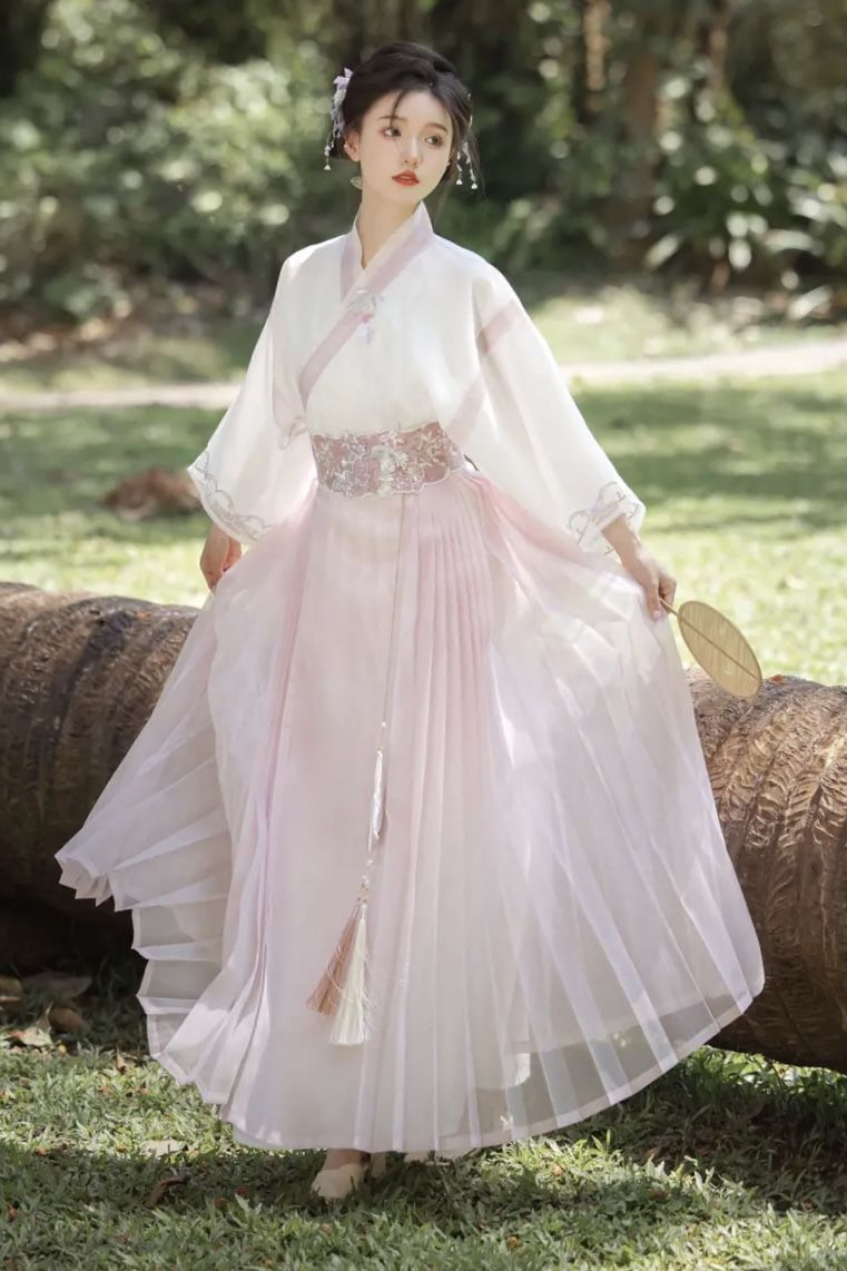 Hanfu in Song Dynasty:A Blend of Tradition and Innovation Hanfu in Song Dynasty:A Blend of Tradition and Innovation