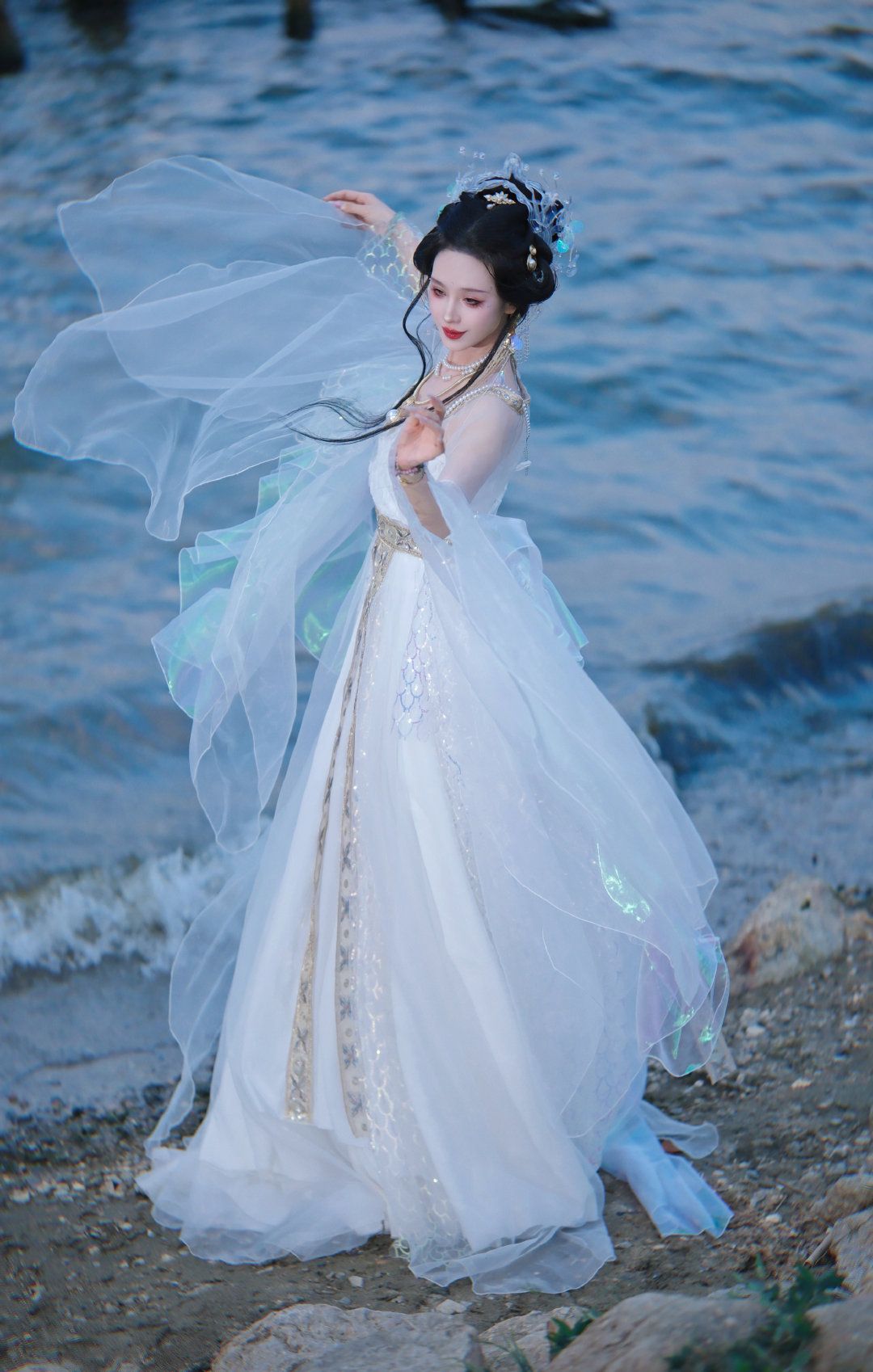 The Elegance of Wedding Cheongsam with Shawl:A Traditional Fusion for Modern Love Story The Elegance of Wedding Cheongsam with Shawl:A Traditional Fusion for Modern Love Story