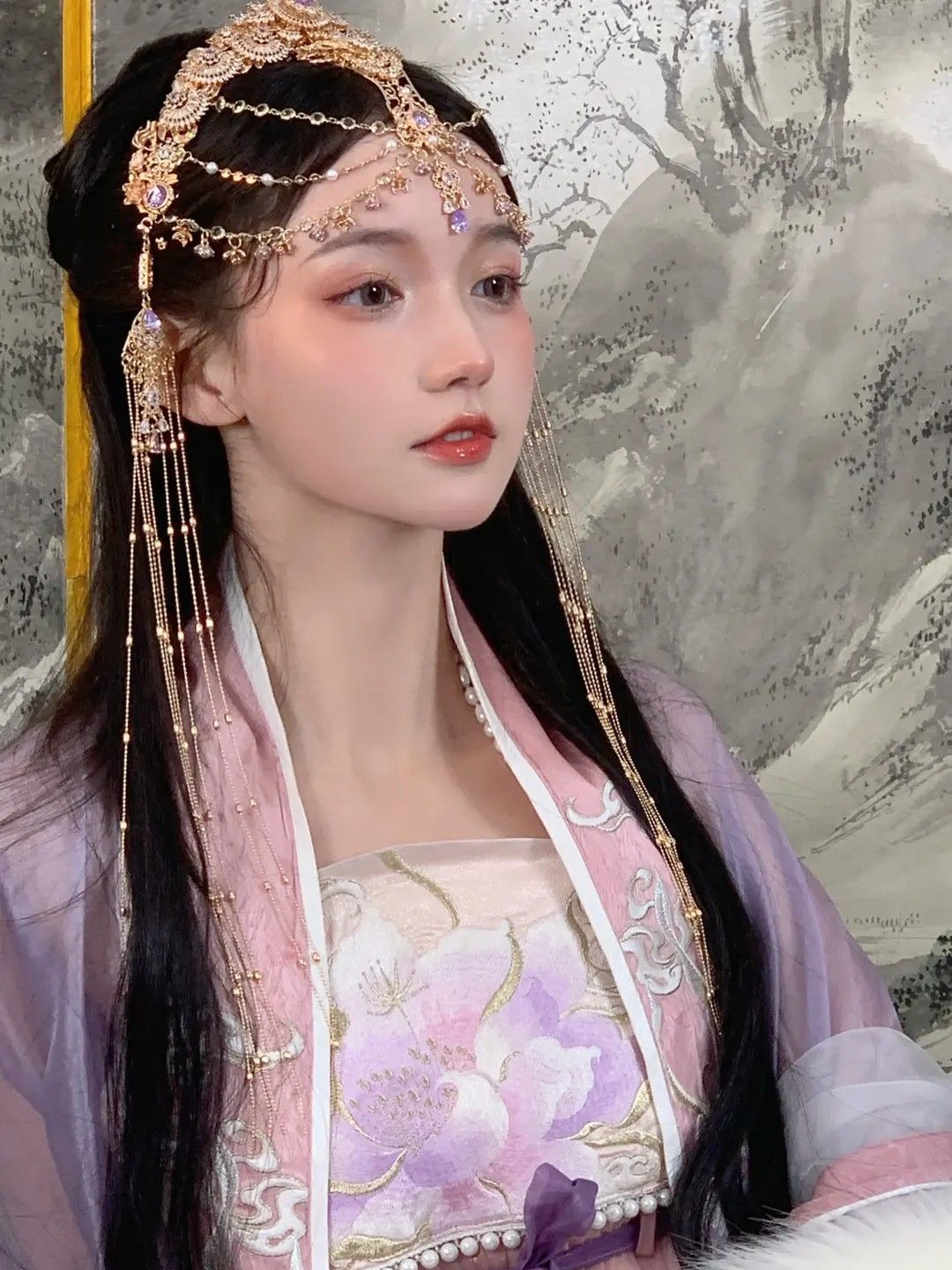 Traditional Tang Costumes and the Evolution of a Junior High School Girls Fashion Choice Traditional Tang Costumes and the Evolution of a Junior High School Girls Fashion Choice