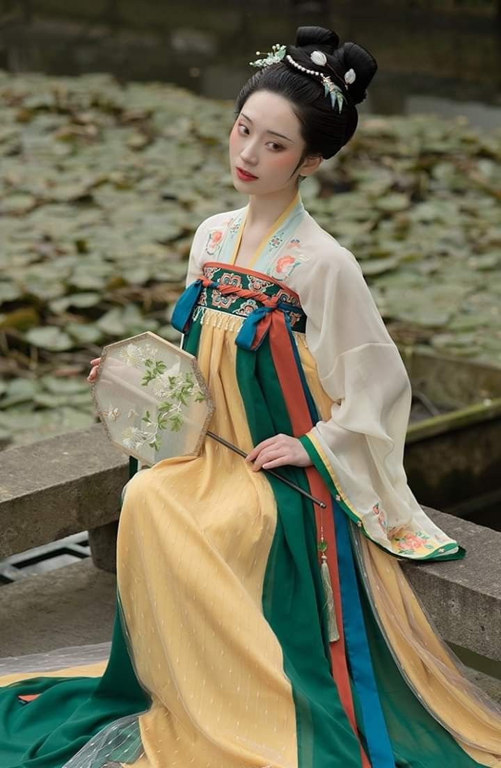 Embracing the Past in Modern Times:The Revival of Hanfu Han Chinese Traditional Clothing) Embracing the Past in Modern Times:The Revival of Hanfu Han Chinese Traditional Clothing)