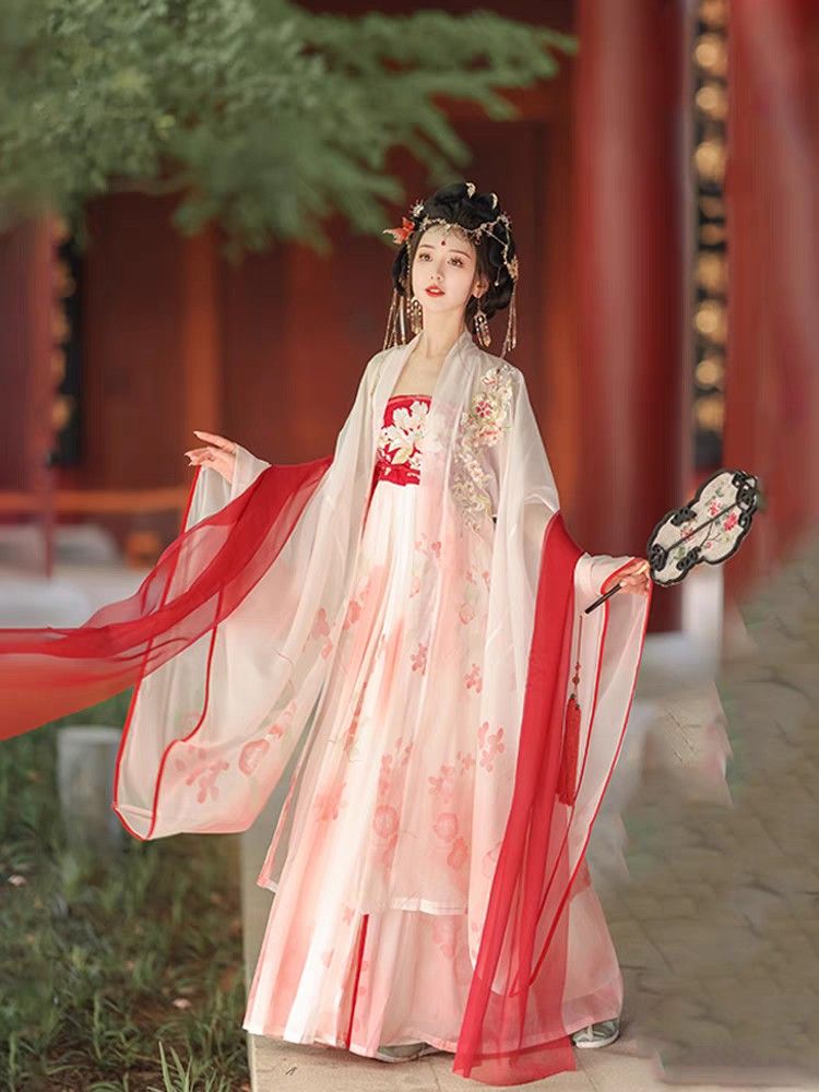 Winter and Autumn Bridal Gowns:The Revival of Traditional Chinese Hanfu Fashion for Modern Brides Winter and Autumn Bridal Gowns:The Revival of Traditional Chinese Hanfu Fashion for Modern Brides