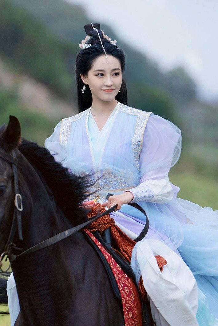 The Rise of Liang Jies Hanfu Fashion:Bi-Worldly Elegance The Rise of Liang Jies Hanfu Fashion:Bi-Worldly Elegance
