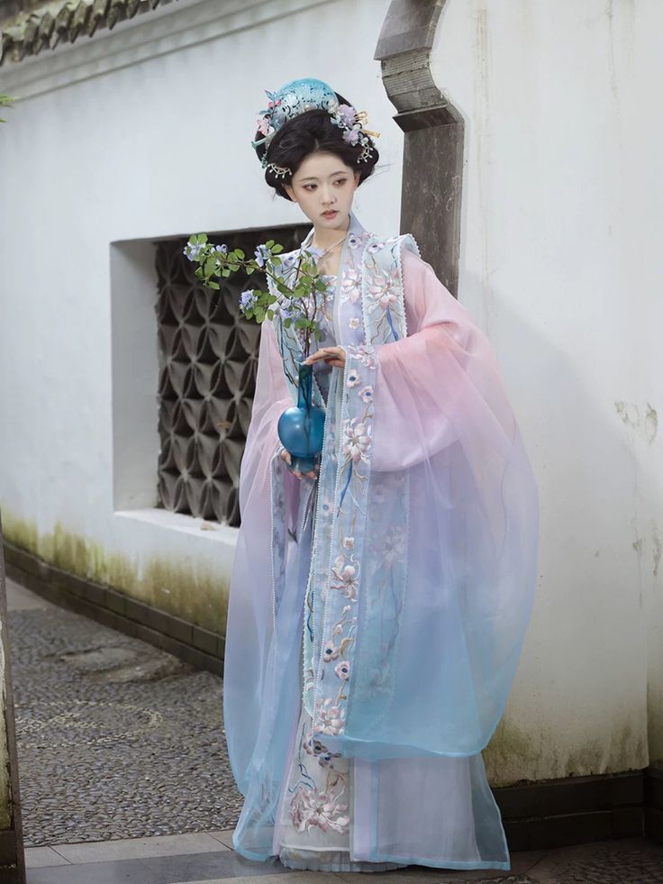 The Splendor of Hanfu:A Closer Look at the Elegant步摇 The Splendor of Hanfu:A Closer Look at the Elegant步摇