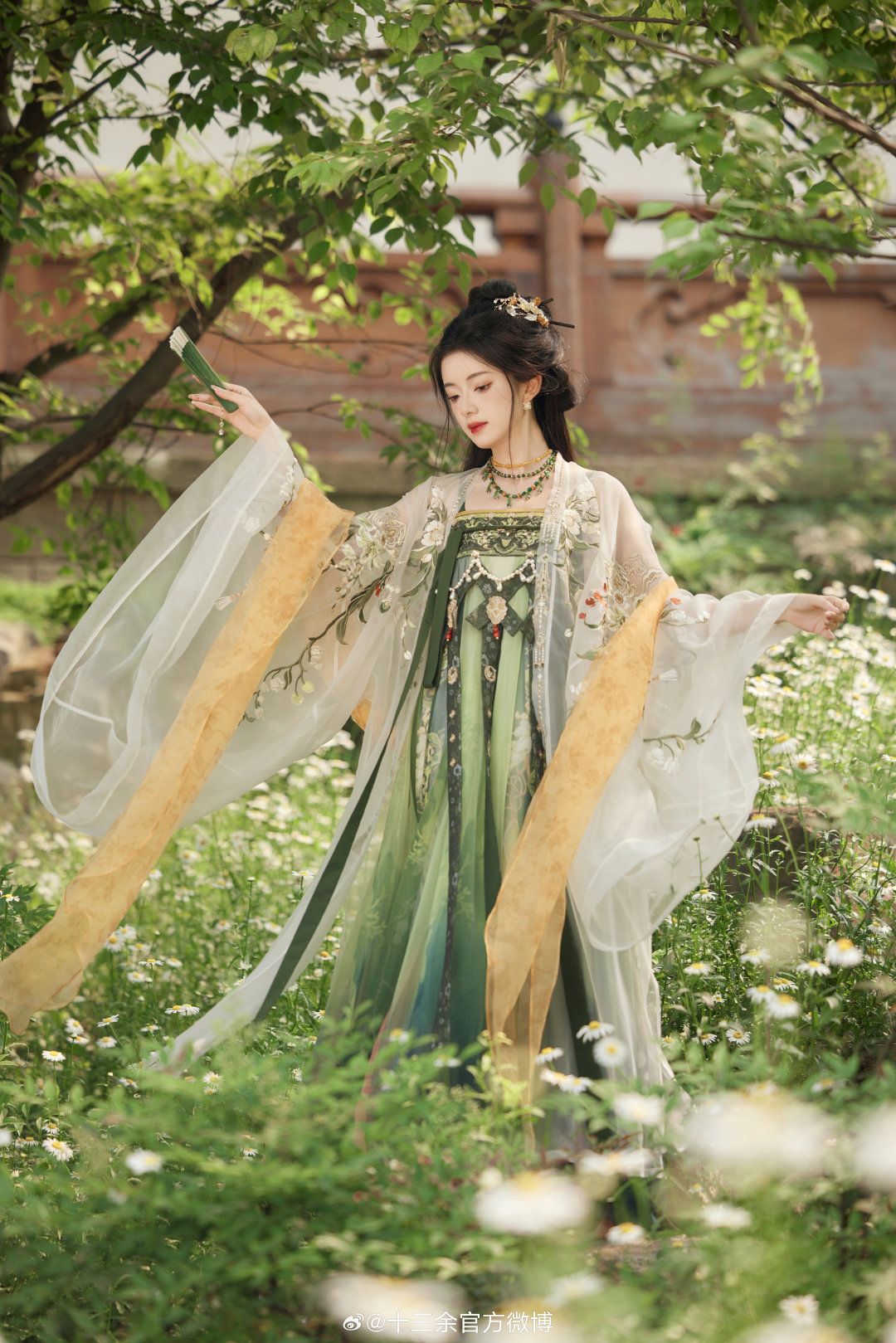 Embracing Modernity:The Evolution of Seductive Cheongsam into Fashionable Reimagined Dresses Embracing Modernity:The Evolution of Seductive Cheongsam into Fashionable Reimagined Dresses