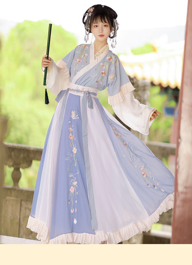 The Integration of Traditional Hanfu Headdress and Fake Hair:A Modern Perspective The Integration of Traditional Hanfu Headdress and Fake Hair:A Modern Perspective