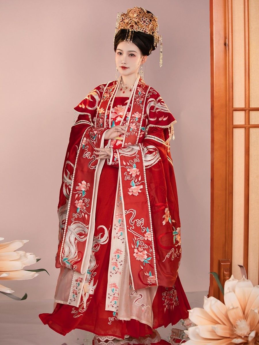 Reinventing Traditional Hanfu as Modern Parent-Child Fashion Reinventing Traditional Hanfu as Modern Parent-Child Fashion
