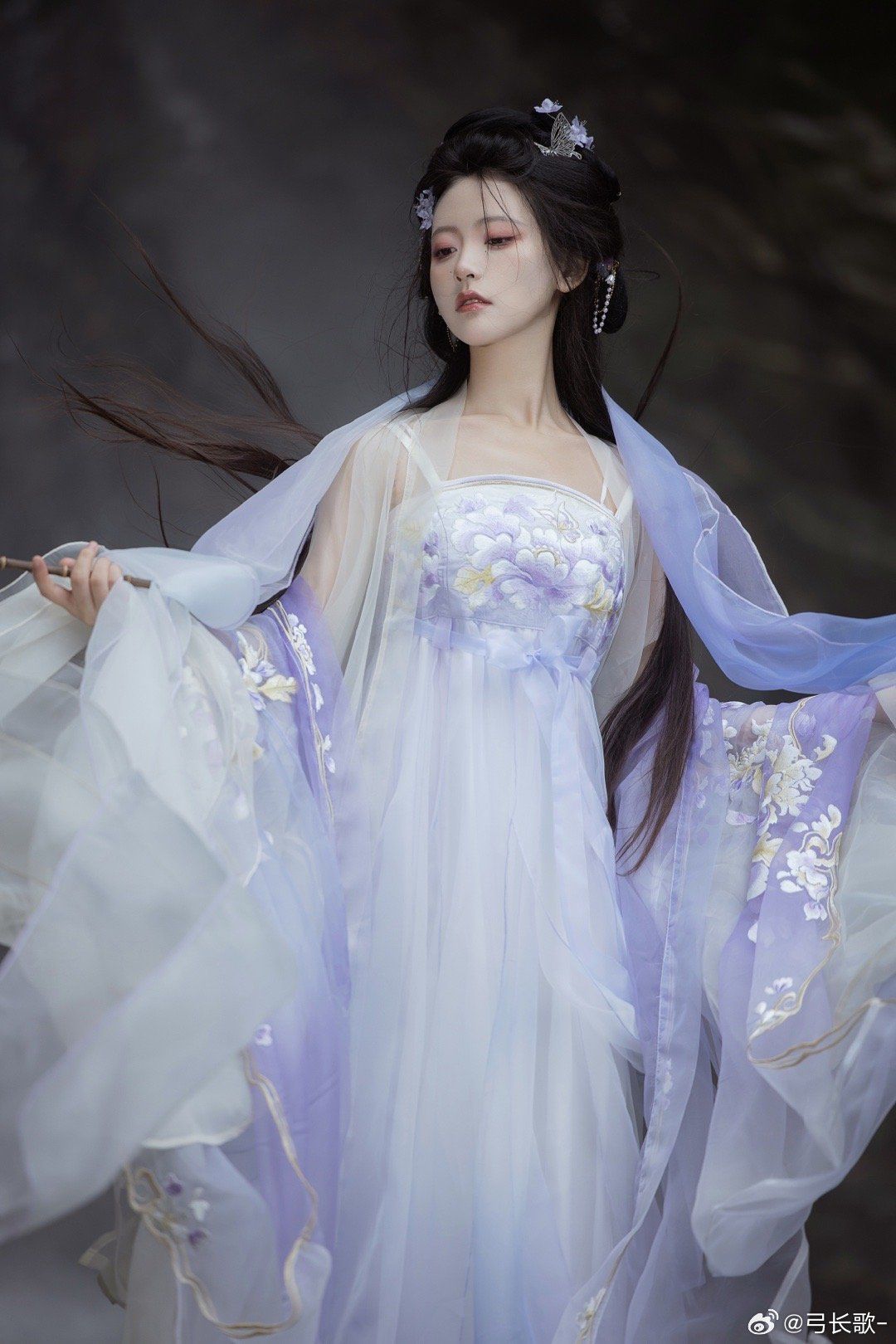 The Elegance of a Scholar-Gentleman in Traditional Hanfu and the Aristocratic Youth