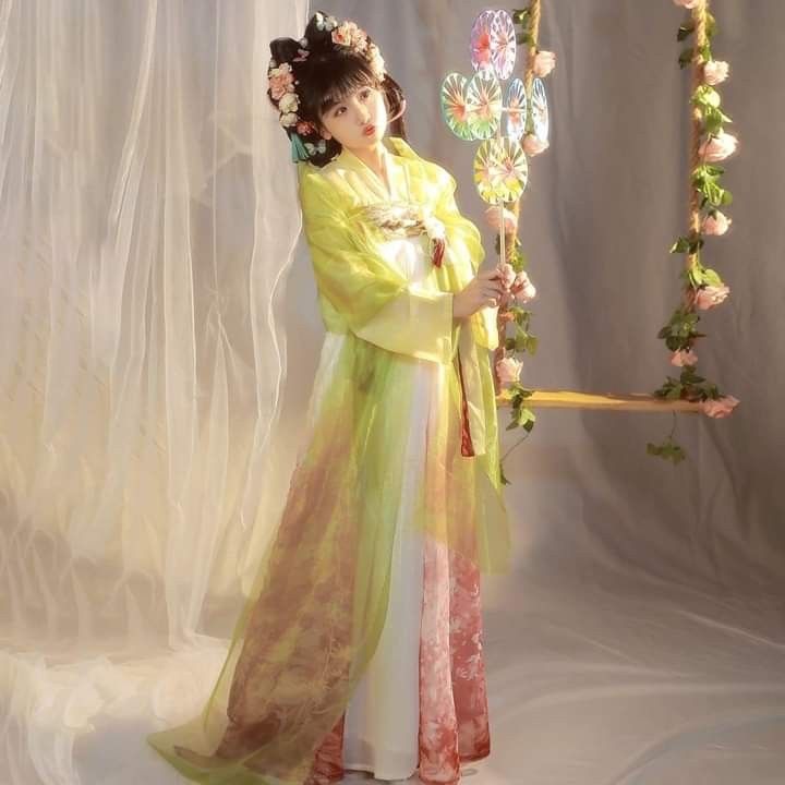 The Charm of Lantern-Inspired Hanfu Fashion:The Little Orchids Allure The Charm of Lantern-Inspired Hanfu Fashion:The Little Orchids Allure