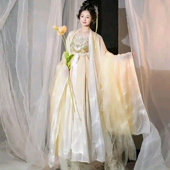 The Enchantment of a White Lace Cheongsam Skirt The Enchantment of a White Lace Cheongsam Skirt