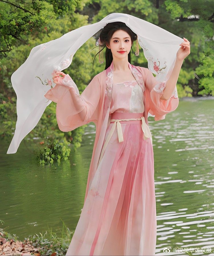 Elegant and Comfortable Hanfu Costumes for Little Girls Elegant and Comfortable Hanfu Costumes for Little Girls