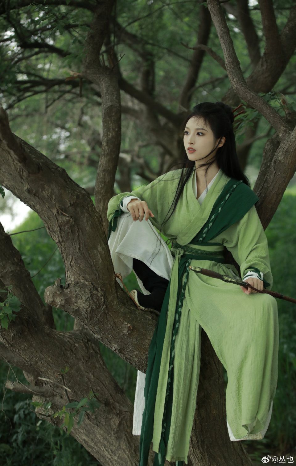 The Enchantment of Small Orchid Lanterns in Traditional Hanfu Fashion The Enchantment of Small Orchid Lanterns in Traditional Hanfu Fashion