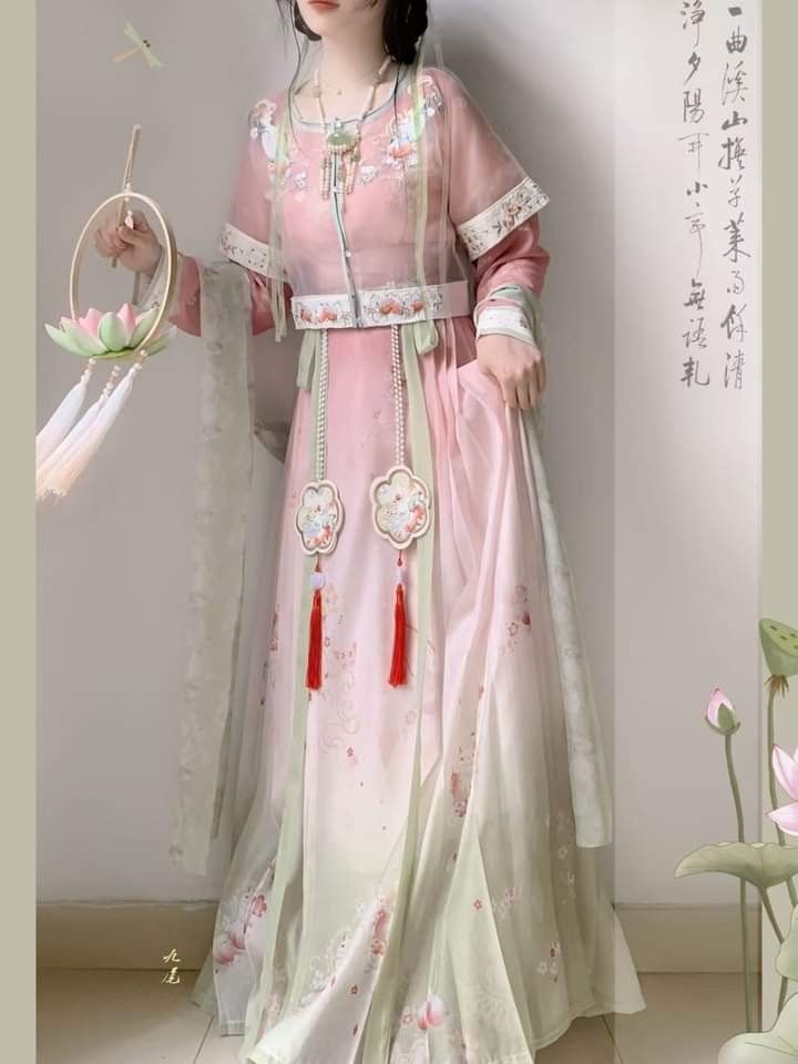 Modernizing Song-Style Hanfu:The Evolution of Traditional Chinese Fashion Modernizing Song-Style Hanfu:The Evolution of Traditional Chinese Fashion