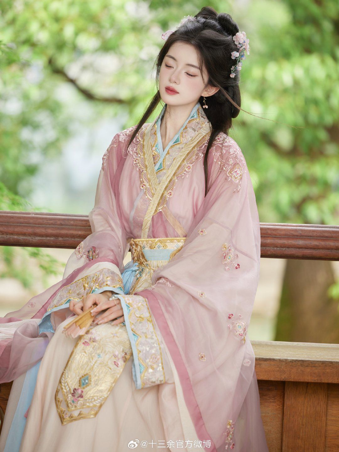 The Charm of Beijing-Style Cheongsam Headwear The Charm of Beijing-Style Cheongsam Headwear