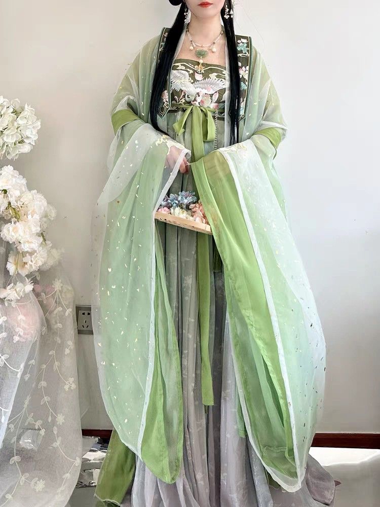 The Elegance of Cheongsam Women:The Low-Cut Slit Design