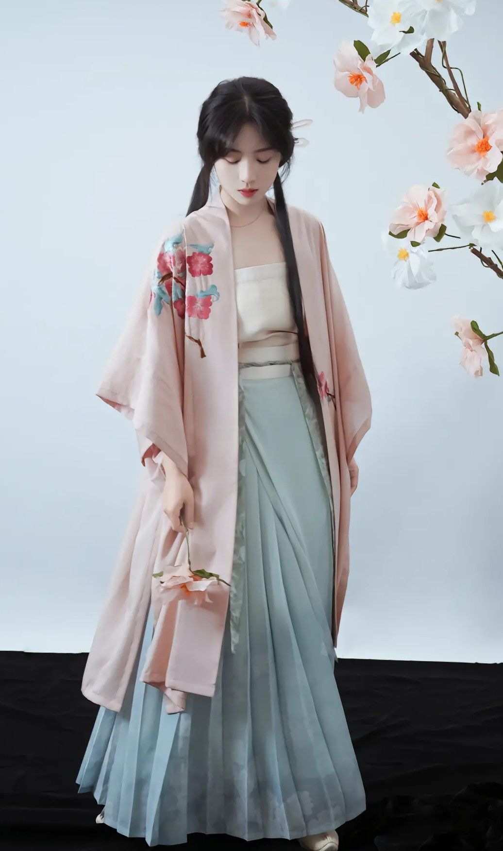 Traditional Tang Suit for Women in Summer:A Blend of Fashion and Comfort Traditional Tang Suit for Women in Summer:A Blend of Fashion and Comfort