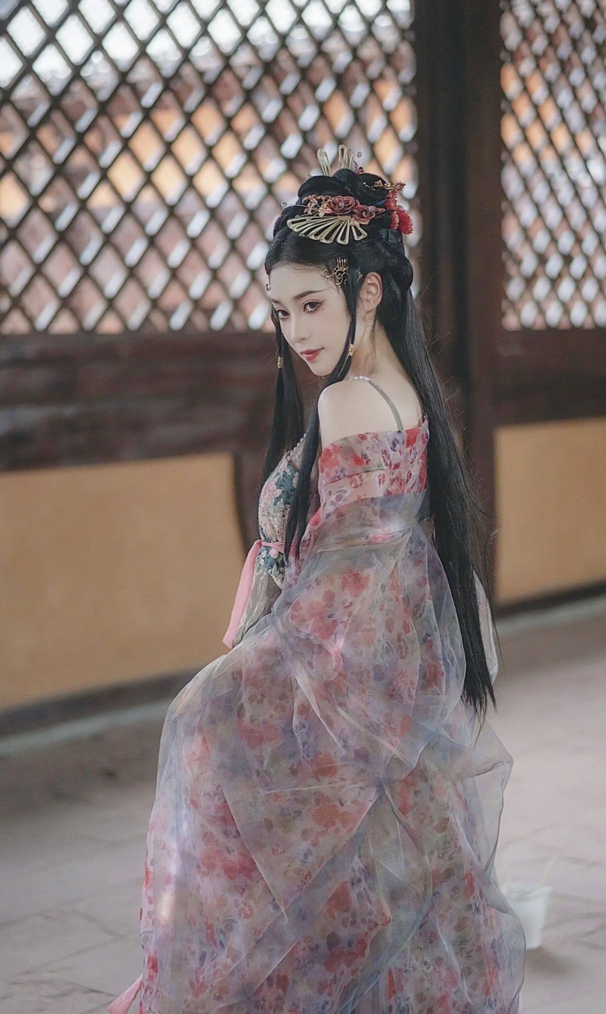 Reconstructing Traditional Hanfu Fashion:A Journey into the Revival of Han Chinese Clothing Reconstructing Traditional Hanfu Fashion:A Journey into the Revival of Han Chinese Clothing