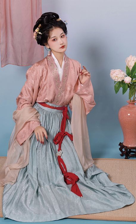 Reinventing Hanfu Fashion for Petite Women:A Guide to Styling Modern Hanfu for Short-Stature Girls Reinventing Hanfu Fashion for Petite Women:A Guide to Styling Modern Hanfu for Short-Stature Girls