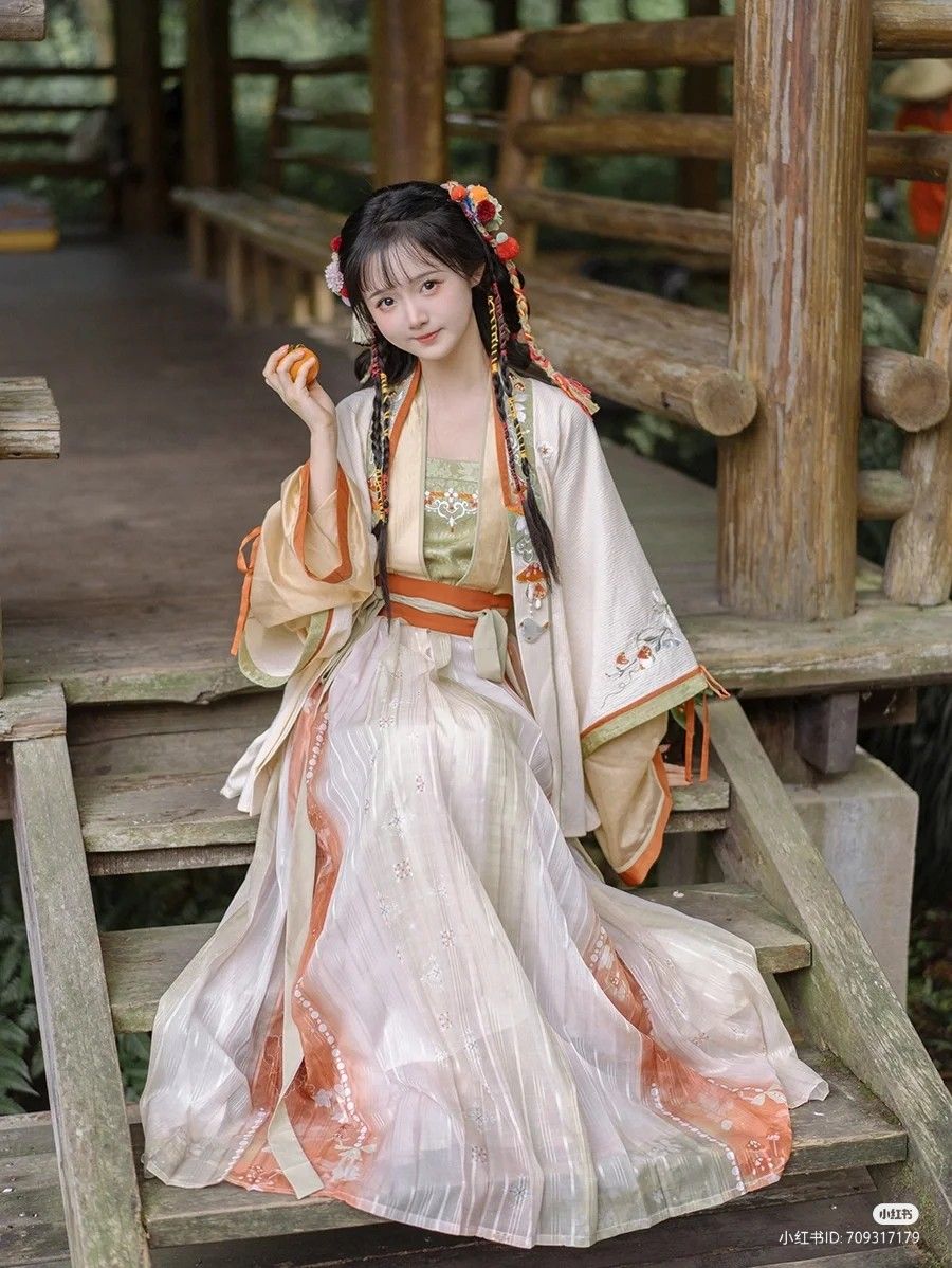 A Little Girl in Splendid Hanfu:The Beauty of Traditional Chinese Attire A Little Girl in Splendid Hanfu:The Beauty of Traditional Chinese Attire