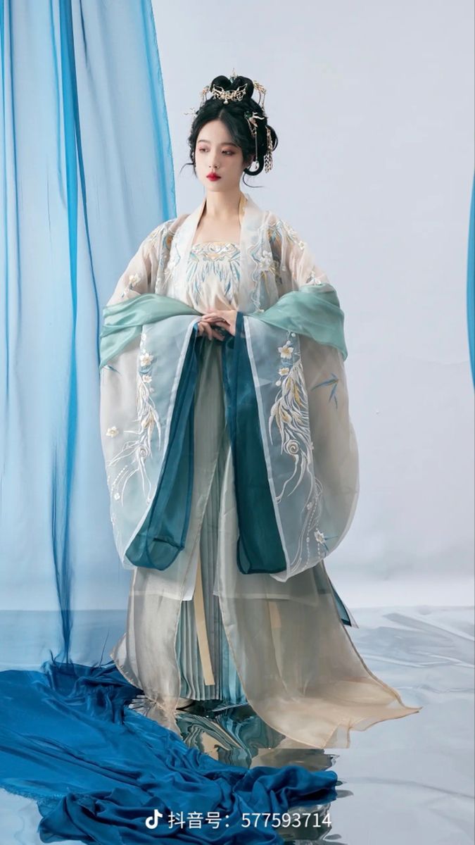 Embracing the New-Age Mini Qipao:The Rise of Short-Style New Chinese Fashion Embracing the New-Age Mini Qipao:The Rise of Short-Style New Chinese Fashion