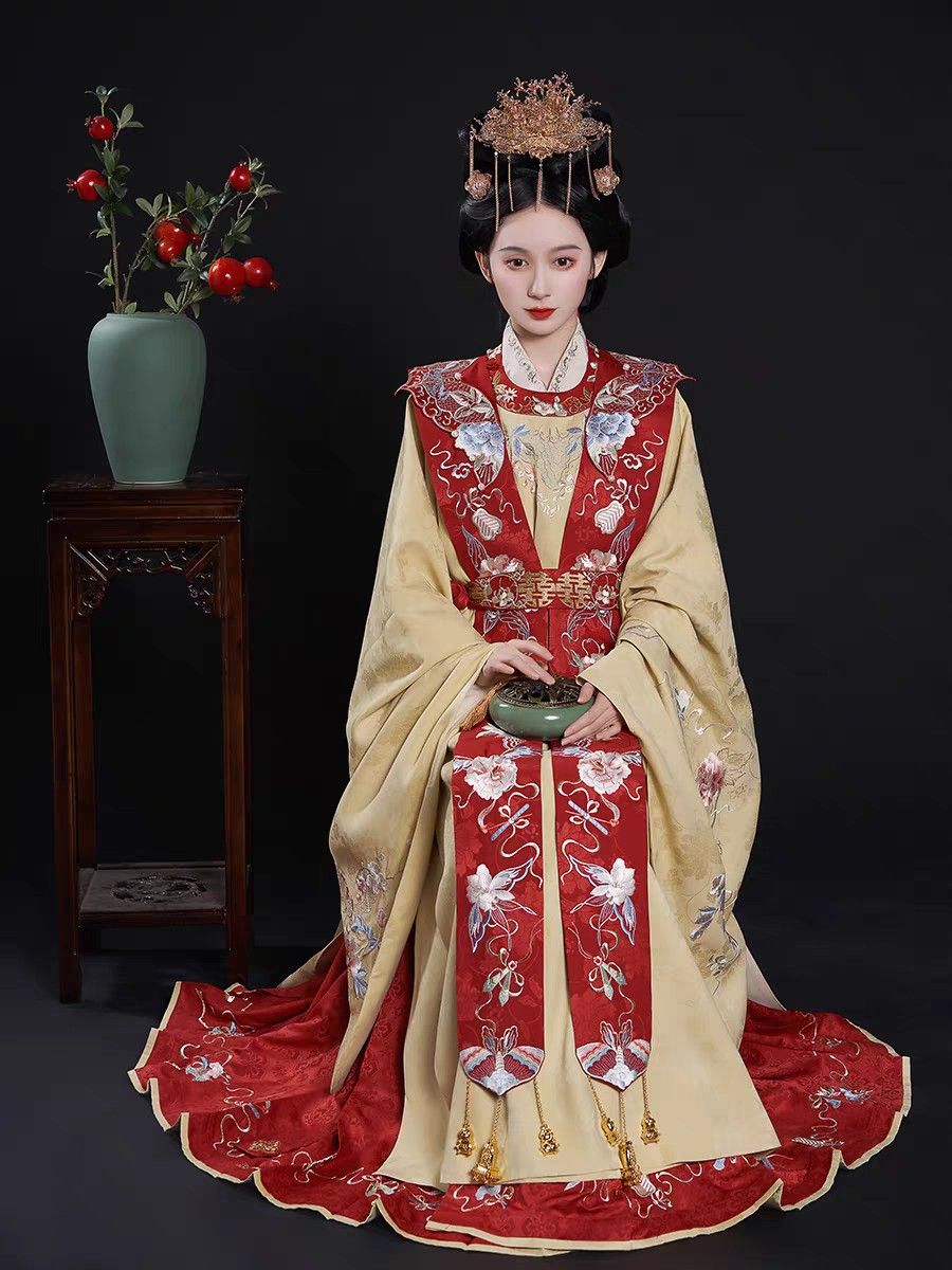 Plus Size Cheongsam 2024:New Premium Collection of Long-sleeved Elegance Plus Size Cheongsam 2024:New Premium Collection of Long-sleeved Elegance