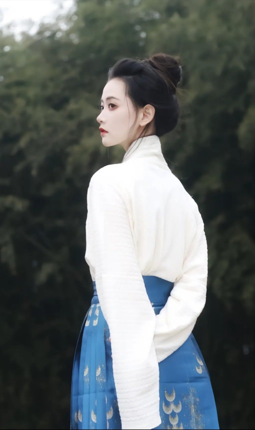The Splendor of Blue Hanfu Yunjian:A Journey into Traditional Chinese Elegance The Splendor of Blue Hanfu Yunjian:A Journey into Traditional Chinese Elegance