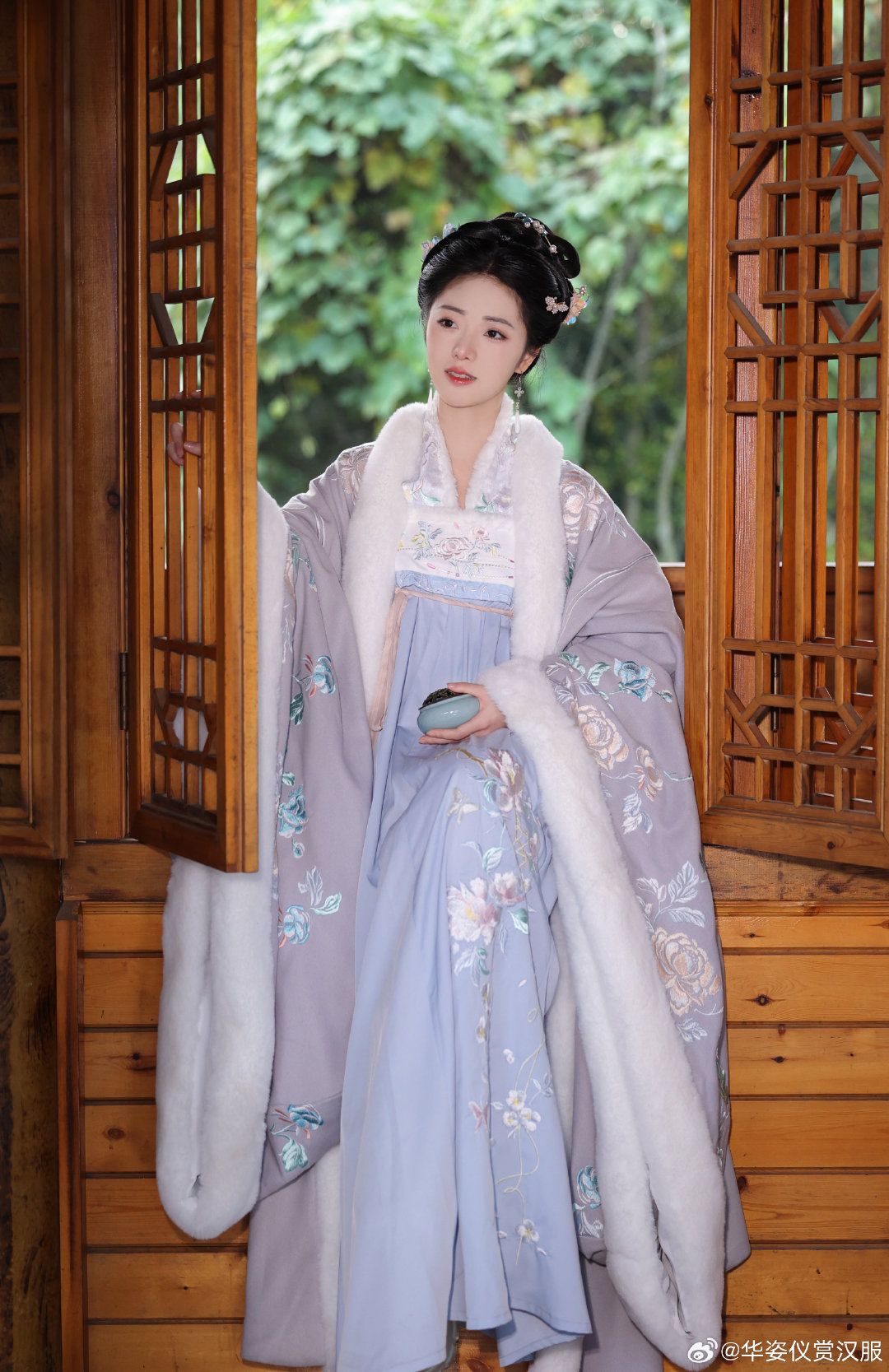 Reimagining the Classic Checkered Qipao:The Evolution of a Traditional Style for Modern Women Reimagining the Classic Checkered Qipao:The Evolution of a Traditional Style for Modern Women