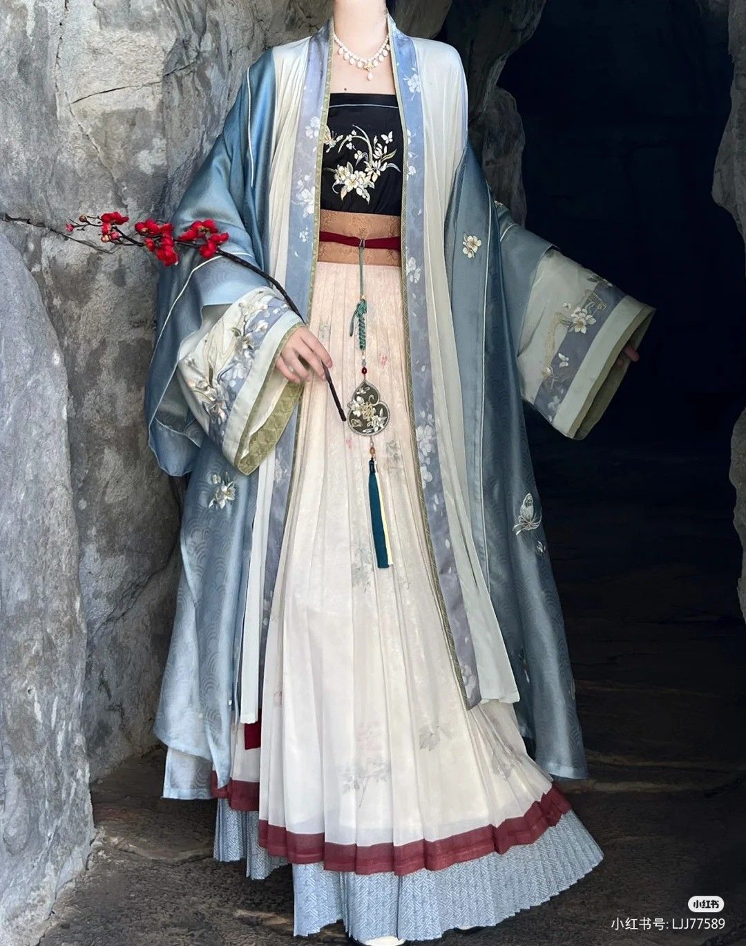 The Allure of the Merino-Wool Skirt:A Closer Look at the Mannequin Horseface Skirt The Allure of the Merino-Wool Skirt:A Closer Look at the Mannequin Horseface Skirt
