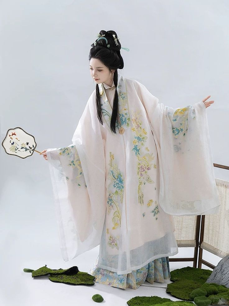 The Bridal Gown of a Modern Chinese Bride:The Splendor of Hanfu Traditional Attire The Bridal Gown of a Modern Chinese Bride:The Splendor of Hanfu Traditional Attire