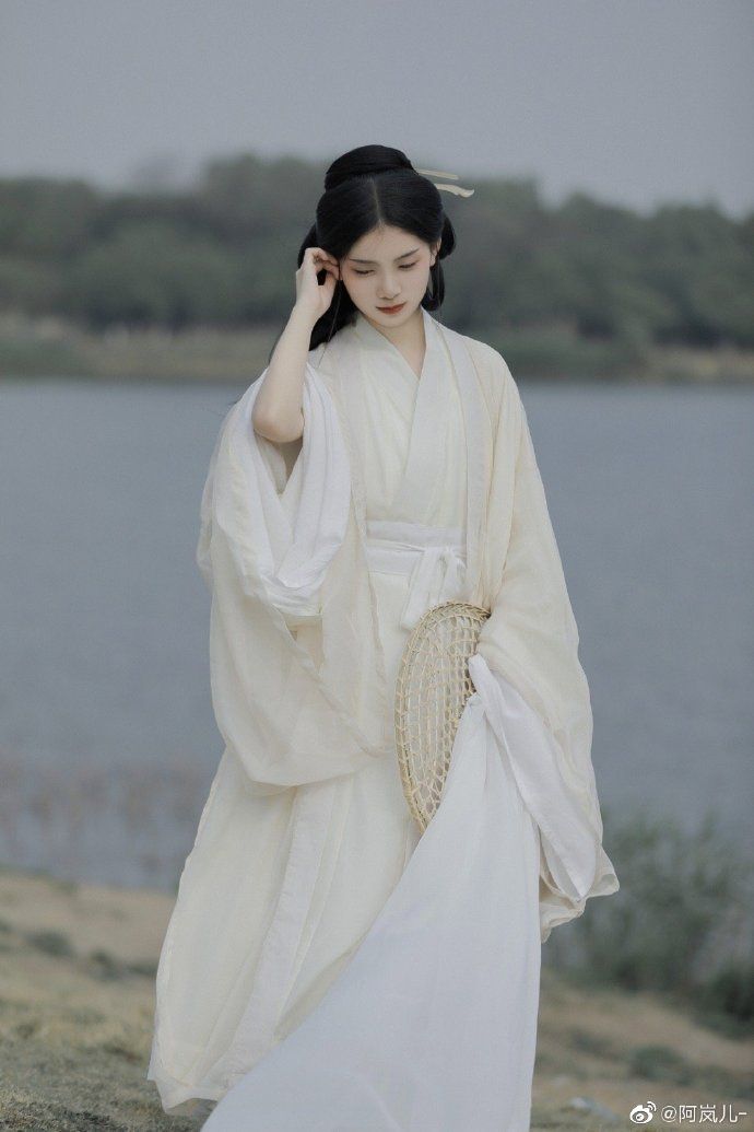 Redesigning the Cheongsam for the Petite Figure:Embracing the Fish Tail Silhouette Redesigning the Cheongsam for the Petite Figure:Embracing the Fish Tail Silhouette