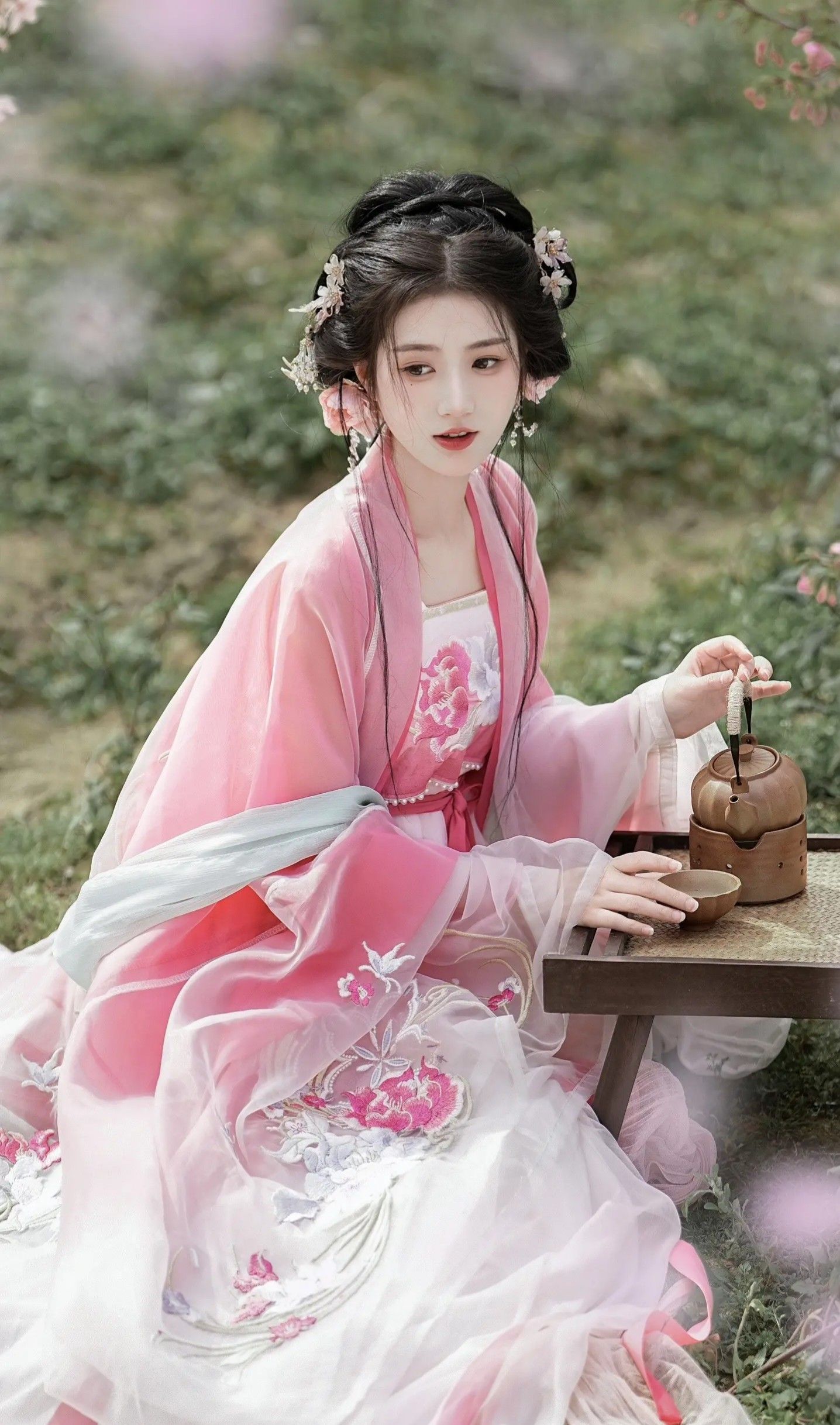 The Splendor of the Red Horse-Face Skirt:A Cultural Icon in Traditional Chinese Fashion The Splendor of the Red Horse-Face Skirt:A Cultural Icon in Traditional Chinese Fashion