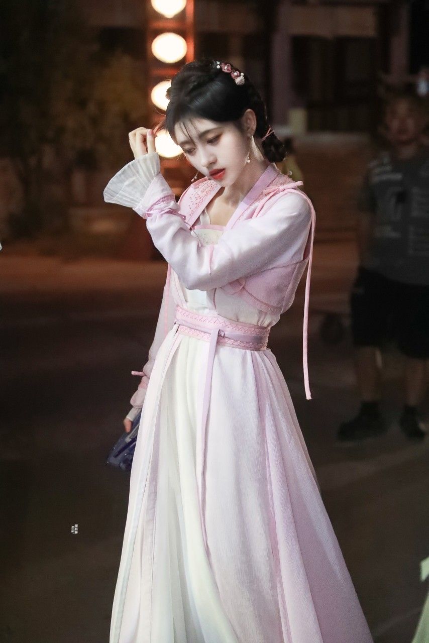 Adult Hair Ornamentation in Hanfu Fashion:The Splendor of Hairpins and Hair Combs Adult Hair Ornamentation in Hanfu Fashion:The Splendor of Hairpins and Hair Combs