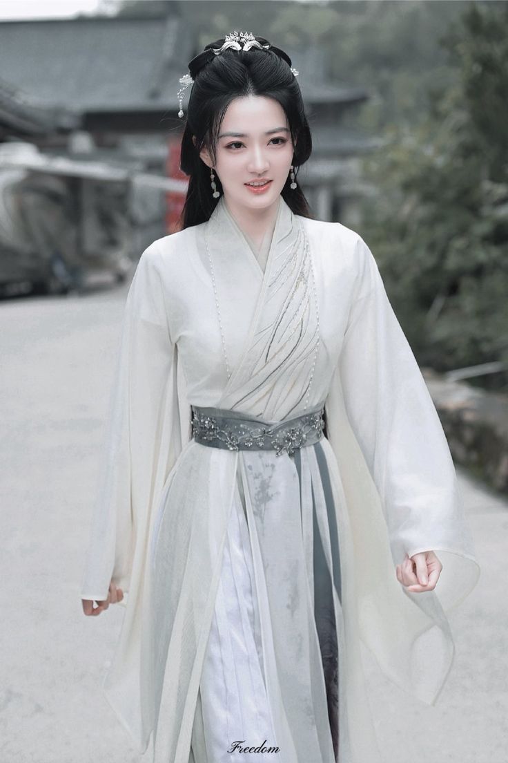 Traditional Chinese Womens Clothes:The Beauty of Bulu Shoes and Hanfu Traditional Chinese Womens Clothes:The Beauty of Bulu Shoes and Hanfu