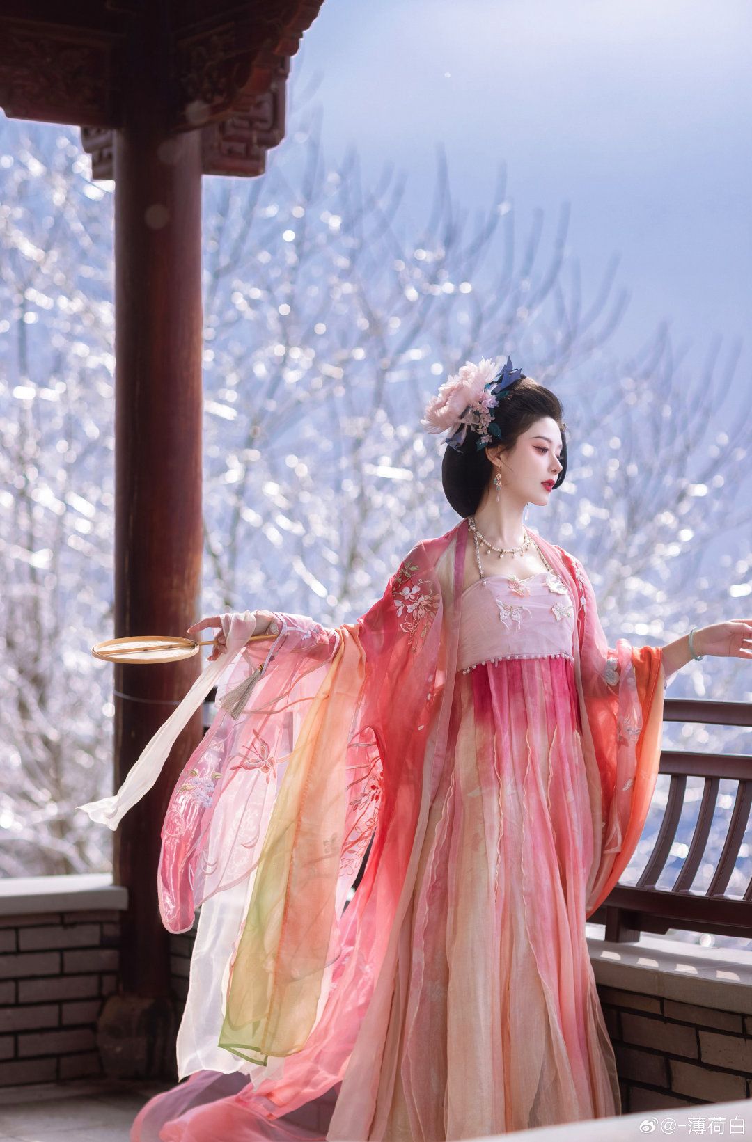 Reimagining the Past in Splendid Splendor:Original Hanfu Styles in the Qing Palace Reimagining the Past in Splendid Splendor:Original Hanfu Styles in the Qing Palace