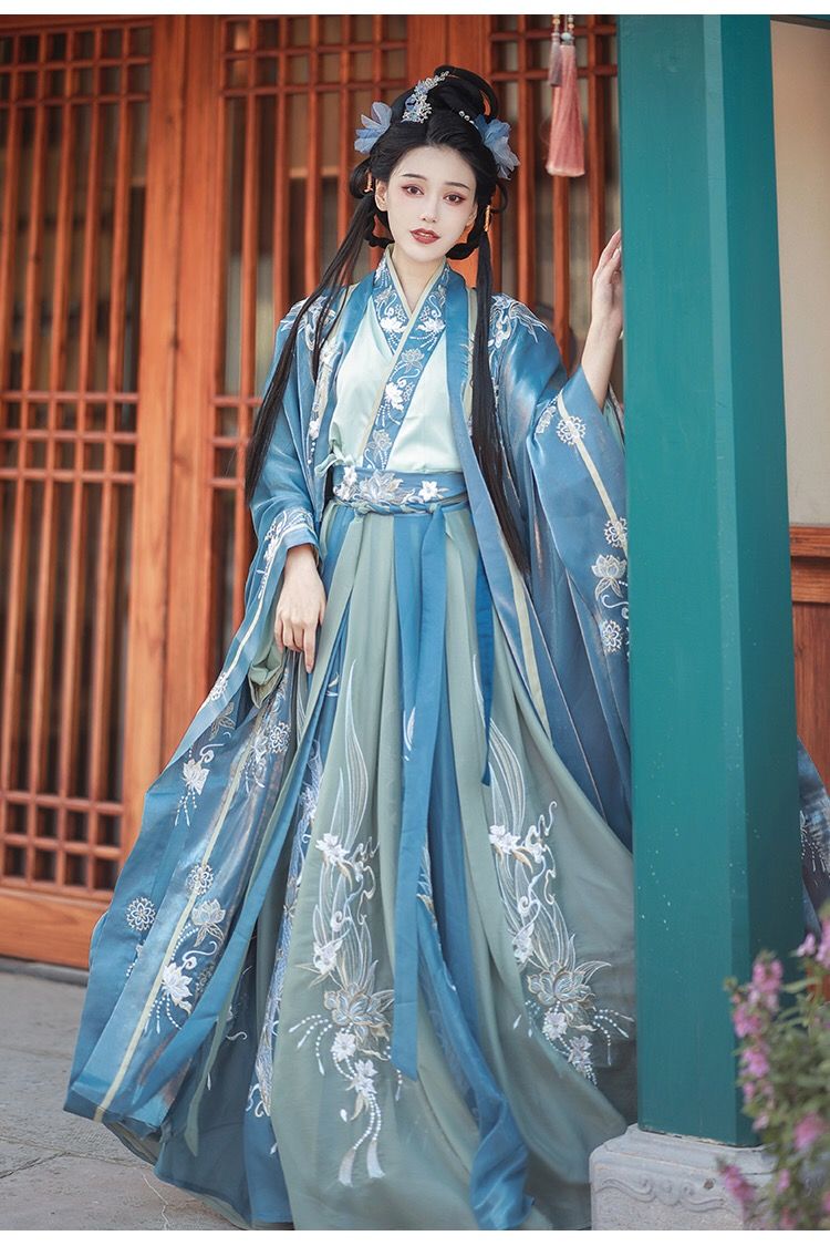 Spring Elegance:Mini-Sized Young Lady in Cheongsam A Premium Fashion Statement Spring Elegance:Mini-Sized Young Lady in Cheongsam A Premium Fashion Statement